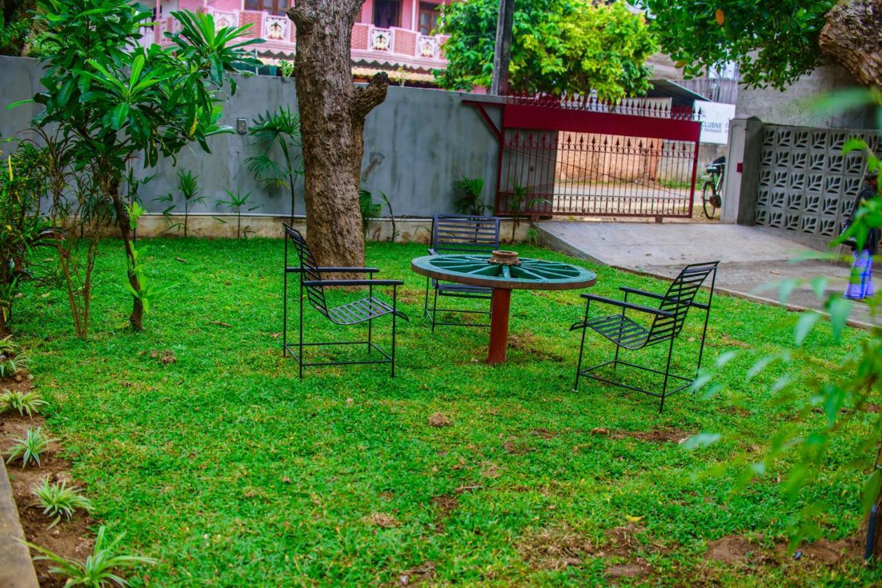 Thambu Illam Hotel Jaffna Eksteriør billede